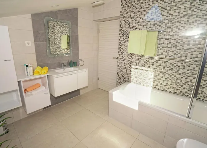 Riviera Blue With Seaview, Pool, Whirlpool, Parking And Boat Excursions Opric