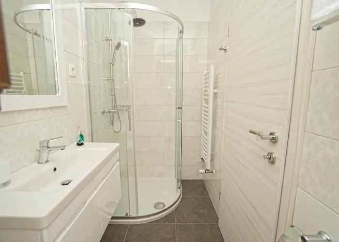 Riviera Blue With Seaview, Pool, Whirlpool, Parking And Boat Excursions