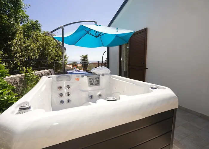 아파트 Riviera Blue With Seaview, Pool, Whirlpool, Parking And Boat Excursions *