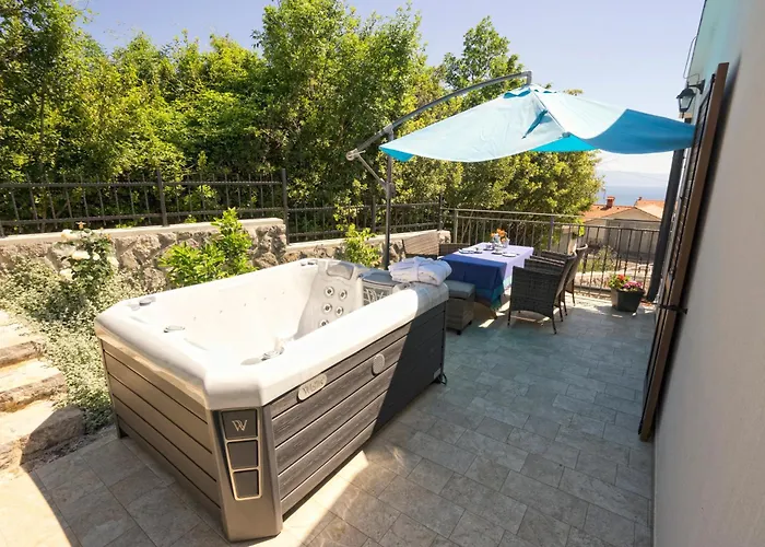 Riviera Blue With Seaview, Pool, Whirlpool, Parking And Boat Excursions