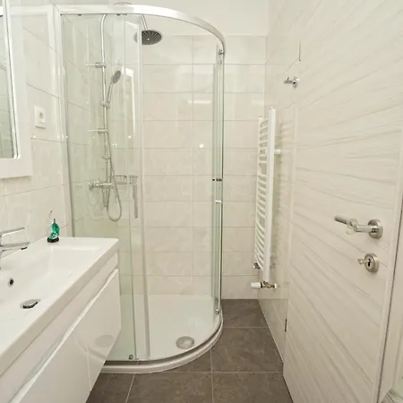 Riviera Blue With Seaview, Pool, Whirlpool, Parking And Boat Excursions
